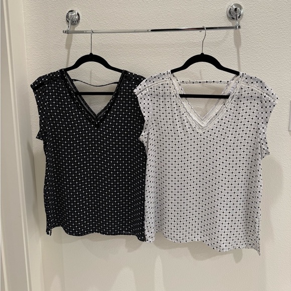 DR2 Polka Dot V-Neck Women's Tops - Black and White size medium - Picture 1 of 7